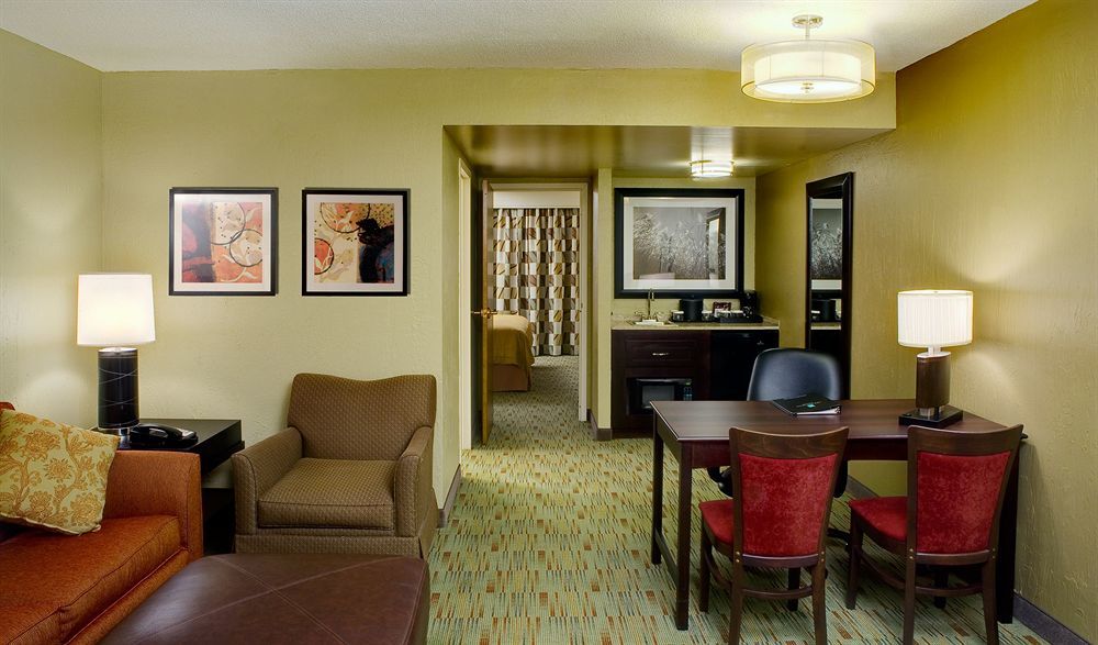 Embassy Suites By Hilton Columbus Chambre photo